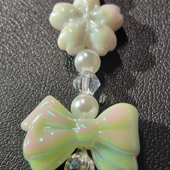 Elegant Flower, Bow And Pearl Irridescent Key Holder Key Ring - Picture 3 of 5